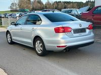 Gebraucht VW Jetta 122 PS (89 kW) 2014 Grau Limousine