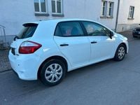 Gebraucht Toyota Auris 90 PS (66 kW) 2011 Weiß Kleinwagen