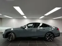 Gebraucht BMW 550e M Sport 489 PS (359 kW) 2025 Cape york grün Limousine
