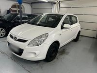 Gebraucht Hyundai i20 77 PS (56 kW) 2012 Weiß Kleinwagen