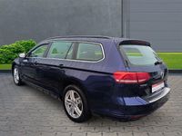 Gebraucht VW Passat Comfortline 150 PS (110 kW) 2018 Blau Kombi