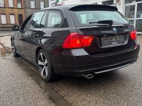 Gebraucht BMW 318 136 PS (100 kW) 2012 Schwarz Kombi