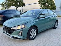 Gebraucht Hyundai i20 101 PS (74 kW) 2025 Mangrove green Limousine