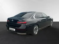 Gebraucht BMW 750e Comfort Edition 489 PS (359 kW) 2025 Saphirschwarz metallic Limousine