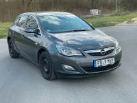 Usado Opel Astra Design Edition 140 HP (102 kW) 2011 Cinzento Sedan