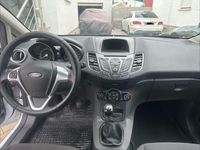 Gebraucht Ford Fiesta 80 PS (58 kW) 2016 Weiß Kleinwagen