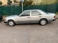 Second-hand Mercedes E250 94 CP (69 kW) 1990 Argintiu Berlinǎ