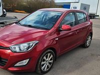 Gebraucht Hyundai i20 Style 101 PS (74 kW) 2013 Rot Kleinwagen