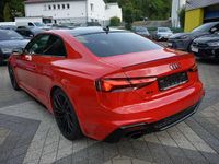 Gebraucht Audi RS5 Ambiente 450 PS (330 kW) 2024 Progressivrot metallic Coupé
