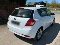 Używany Kia Ceed 105 KM (77 kW) 2012 Biały Hatchback