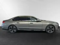 Gebraucht BMW 750e M Sport 489 PS (359 kW) 2024 Oxidgrau metallic Limousine