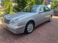 Gebraucht Mercedes E240 Elegance 170 PS (125 kW) 1999 Silber (metallic) Limousine