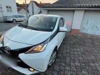 Gebraucht Toyota Aygo 69 PS (50 kW) 2014 Weiß Kleinwagen