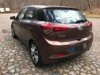 Gebraucht Hyundai i20 84 PS (61 kW) 2015 Braun Kleinwagen