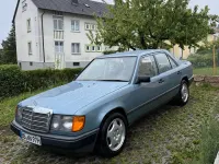 Używany Mercedes E230 132 KM (97 kW) 1987 Niebieski Sedan/Limuzyna