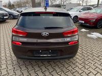 Gebraucht Hyundai i30 Intro Edition 120 PS (88 kW) 2017 Demitasse brown / met Limousine