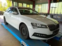 Gebraucht Skoda Superb Ambition 150 PS (110 kW) 2022 Moonweiss metallic Kombi