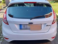 Gebraucht Ford Fiesta Ambiente 59 PS (43 kW) 2015 Weiß Kleinwagen