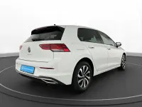 Gebraucht VW Golf VIII Active 150 PS (110 kW) 2021 Pure white Kleinwagen