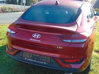 Neu Hyundai i30 101 PS (74 kW) 2025 Rot Limousine