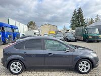 Gebraucht Ford Focus Ghia 101 PS (74 kW) 2009 Grau Limousine