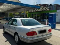 Gebraucht Mercedes E240 170 PS (125 kW) 1998 Silber Limousine