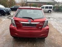 Gebraucht Toyota Yaris Hybrid Life 75 PS (55 kW) 2013 Rot Limousine
