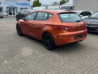 Usado Seat Leon Style 110 HP (80 kW) 2018 Laranja Sedan