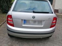Używany Skoda Fabia 75 KM (55 kW) 2004 Srebrny Sedan/Limuzyna