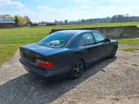 Gebraucht Mercedes E220 143 PS (105 kW) 2001 Blau Limousine