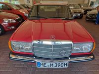 Gebraucht Mercedes 200 95 PS (69 kW) 1979 Rot Limousine