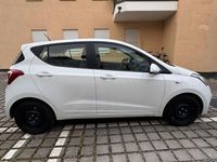 Gebraucht Hyundai i10 Trend 67 PS (49 kW) 2015 Weiß Kleinwagen