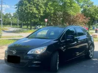 Gebraucht Opel Astra Edition 140 PS (102 kW) 2013 Schwarz Kleinwagen
