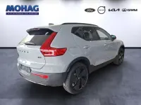 Neu Volvo XC40 Plus 163 PS (119 kW) 2026 Grau SUV