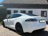 Używany Tesla Model S 383 kW (522 KM) 2017 Biały Hatchback