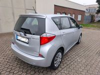 Gebraucht Toyota Verso-S Life 99 PS (72 kW) 2012 Silber Van / Kleinbus
