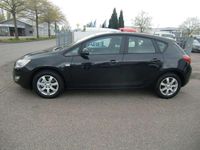 Używany Opel Astra Design Edition 87 KM (63 kW) 2012 Czarny Sedan/Limuzyna