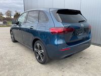 Gebraucht Mercedes B250e Night 163 PS (119 kW) 2023 Blau Van / Kleinbus