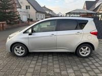 Gebraucht Toyota Verso-S Life 99 PS (72 kW) 2012 Silber Van / Kleinbus