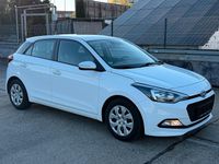 Gebraucht Hyundai i20 101 PS (74 kW) 2015 Weiß Limousine