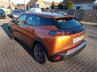 Gebraucht Peugeot e-2008 Active 100 kW (136 PS) 2022 Met.orange fusion SUV