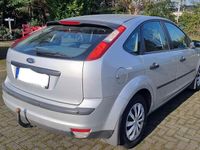 Gebraucht Ford Focus Ambiente 101 PS (74 kW) 2006 Silber Limousine