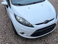 Gebraucht Ford Fiesta 60 PS (44 kW) 2012 Weiß Kleinwagen