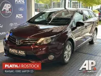 Gebraucht Toyota Avensis Life 147 PS (108 kW) 2013 Rot Kombi