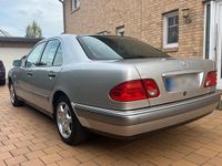 Usata Mercedes E240 Elegance 170 CV (125 kW) 1998 Argento Berlina