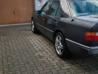 Gebraucht Mercedes E230 133 PS (97 kW) 1990 Schwarz Limousine