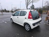 Gebraucht Peugeot 107 68 PS (50 kW) 2010 Weiß Kleinwagen