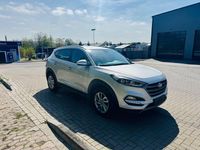 Gebraucht Hyundai Tucson Intro Edition 177 PS (130 kW) 2016 Silber SUV