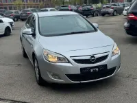 Używany Opel Astra Design Edition 116 KM (85 kW) 2011 Srebrny Sedan/Limuzyna