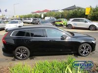 Gebraucht Volvo V60 Core 197 PS (144 kW) 2023 Onyx black / metallic Kombi